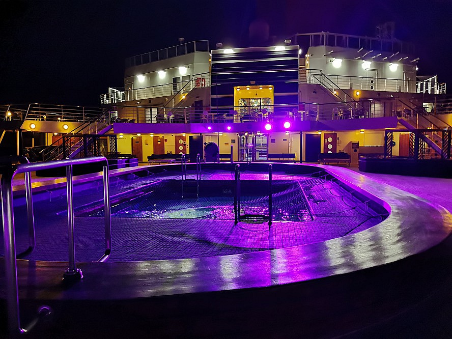 Vasco Da Gama: der klassische Oasis Pool am Heck bei Nacht