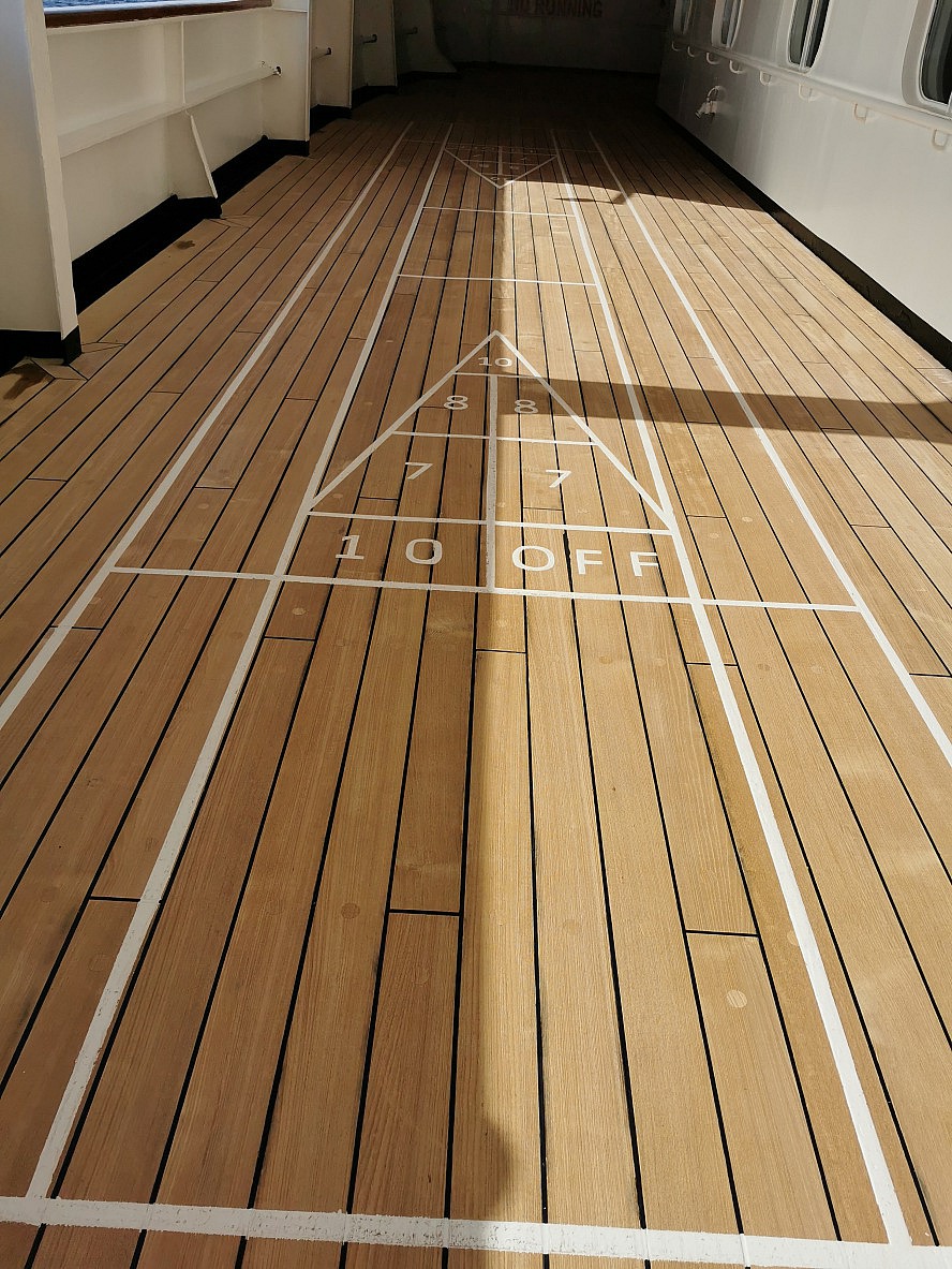 Vasco Da Gama: Die aufgezeichneten Shuffleboard-Spielfelder erinnern uns ein wenig an die Zeit der klassischen Ocean Liner.