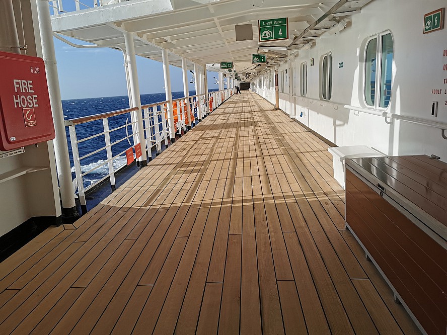 Vasco Da Gama: Die breite, umlaufende Teakholz-Promenade auf Deck 6 ist nur mit einigen wenigen Sonnenliegen ausgestattet