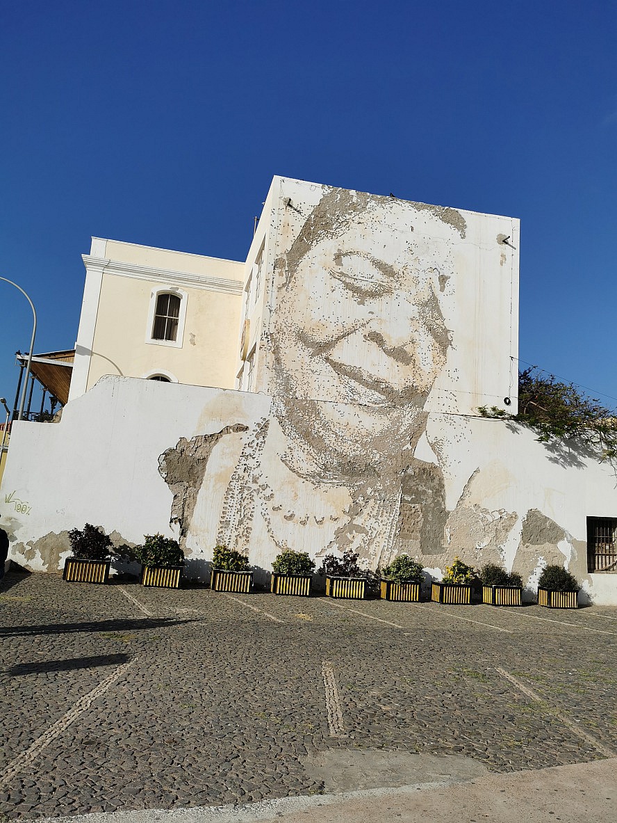 Vasco Da Gama: Die Wandmalerei in Mindelo auf São Vicente zeigt die große Cesária Évora