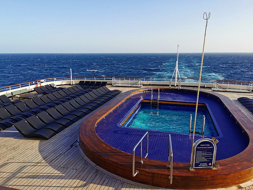 Vasco Da Gama: Jede Menge Außenfläche bietet auch der klassische Oasis Pool am Heck
