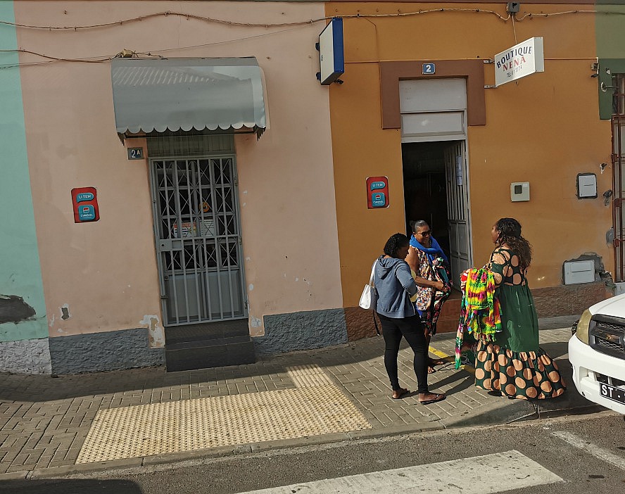 Vasco Da Gama: Schöne Kleider und verträumte Stimmung in Praia auf Santiago - der Hauptstadt von Kap Verde
