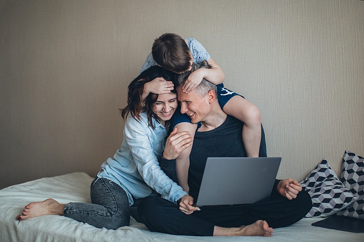 So erfassen Sie eine glückliche Familienzeit mit Tech