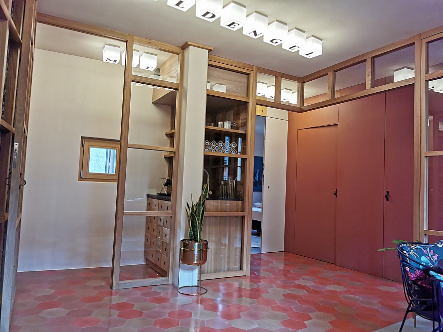 Goldengel Suites: Blick vom Eingang aus - Richtung Küche Schlafzimmer und Bad