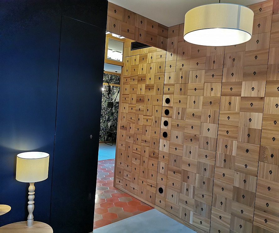 Goldengel Suites: kunstvoll gestaltete Schrank- und Wandelemente