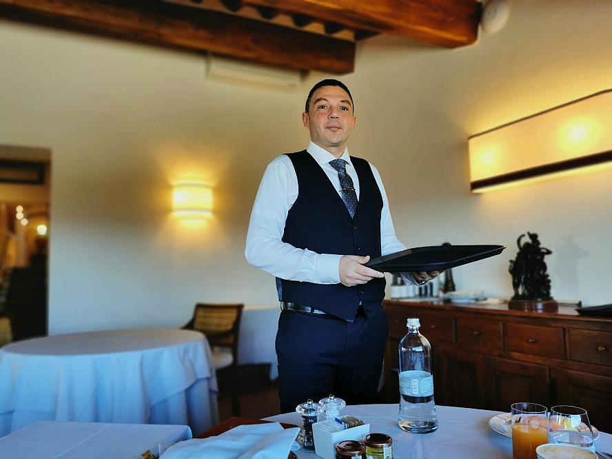 Osteria Il Tuscanico at The Club House: Service beim Frühstück à la carte