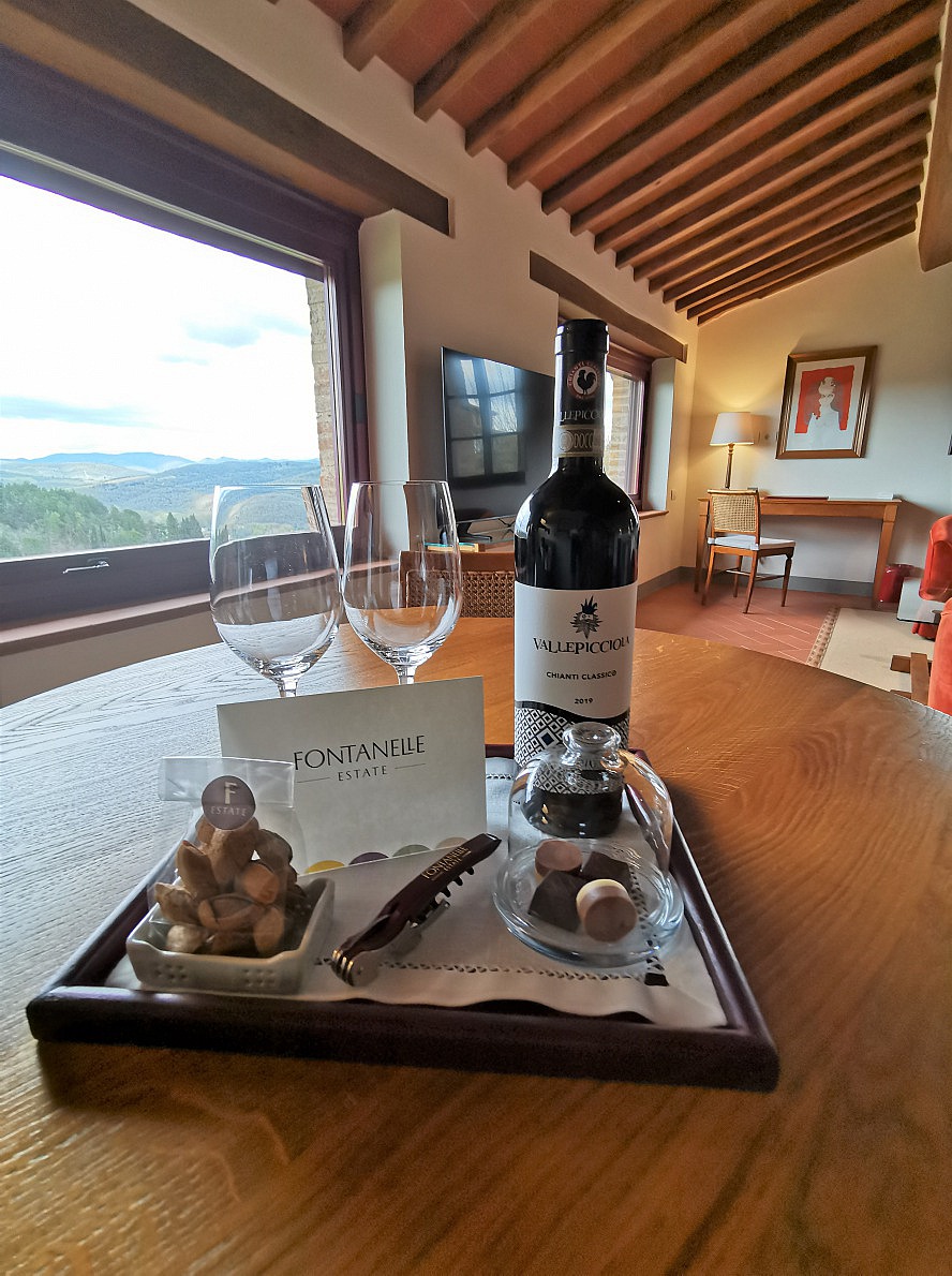 The Club House of Fontanelle Estate Brand: Ein grandioser Rotwein der Vallepicciola Winery als Willkommensgruß - sagenhaft!
