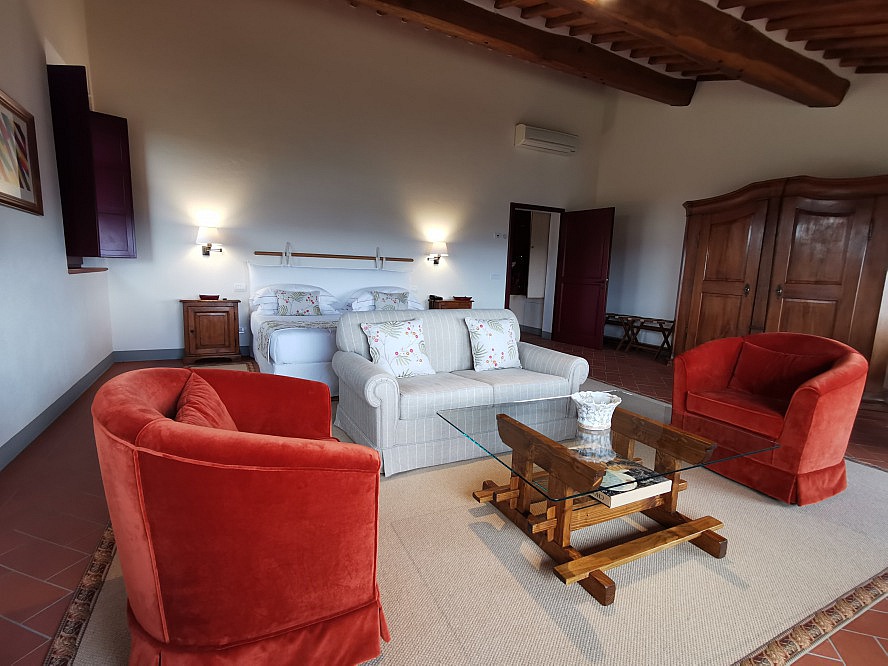 The Club House of Fontanelle Estate Brand: Einladendes Sofa - mit Blick auf die Toskana
