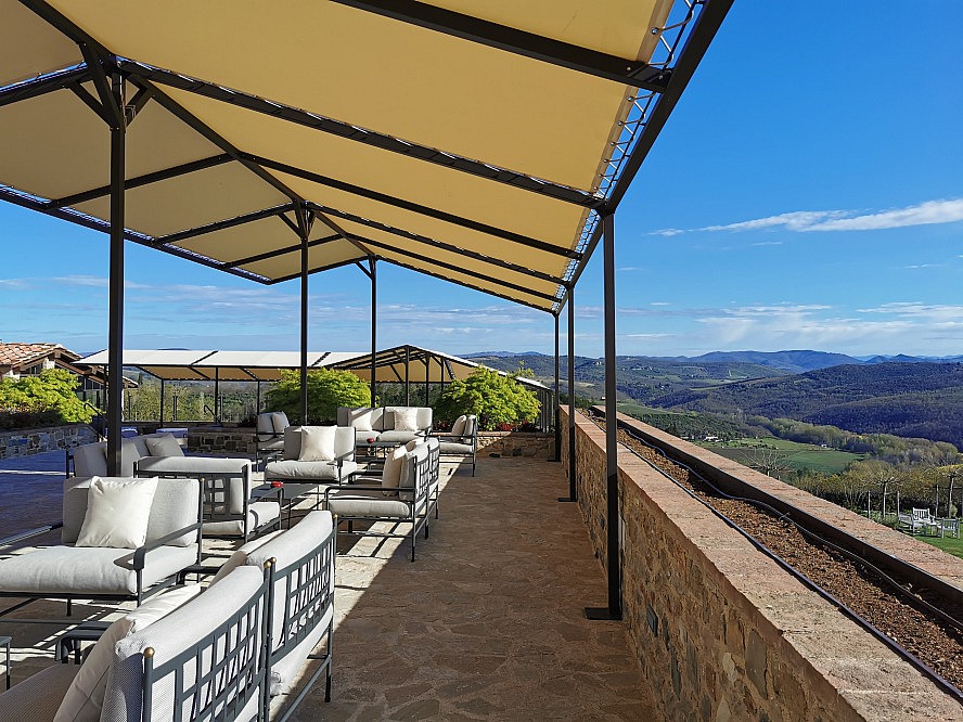 The Club House of Fontanelle Estate Brand: Einlandende Terrasse mit Blick in die Toskana