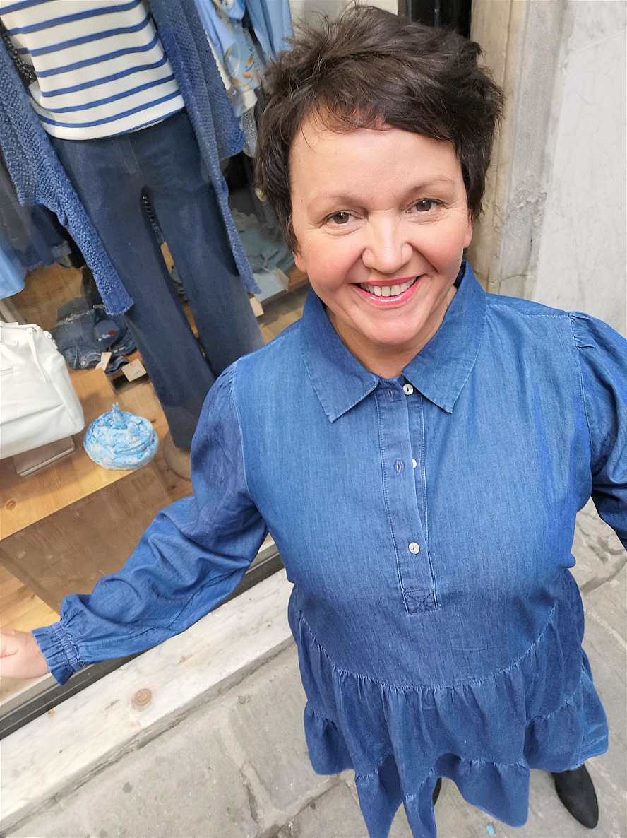 Genua - Rolli De Mar: Annette Maria vor einer noblen Boutique in Genuas Altstadt