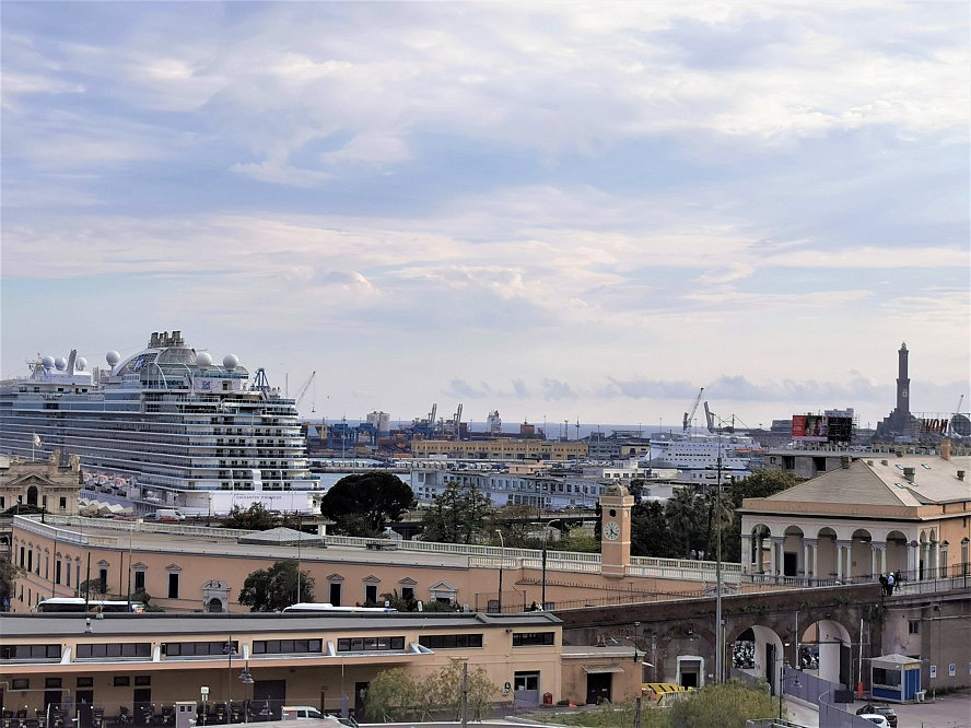 Genua - Rolli De Mar: Blick auf die Kreuzfahrtschiff-Terminals von Genua