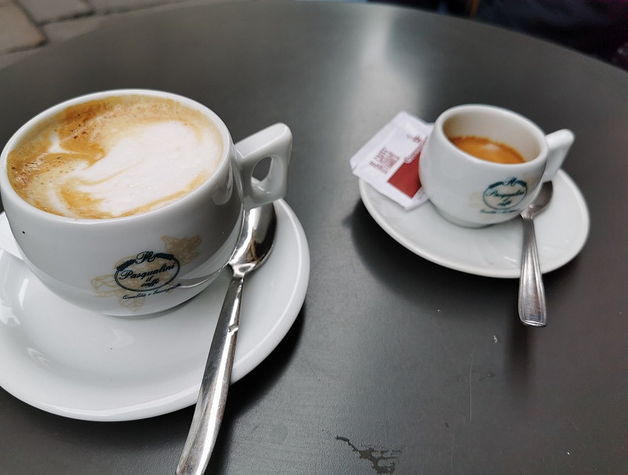 Genua - Rolli De Mar: Espresso und Cappuccino in hübschen Tassen
