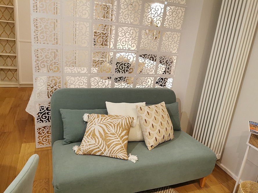 Genua - Rolli De Mar: Gemütliche Couch mit dekorativen Kissen