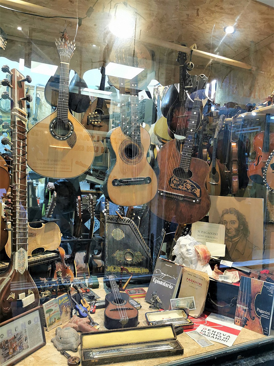 Genua - Rolli De Mar: Handgefertigte Gitarren und andere Saiteninstrumente