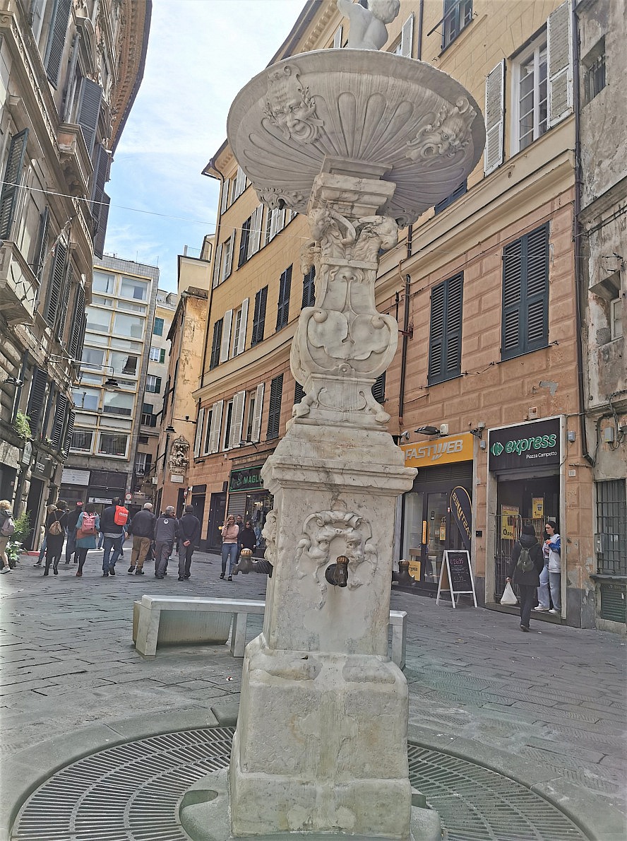 Genua - Rolli De Mar: Wunderschöne Brunnen und Skulpturen sind in Genuas Altstadt allgegenwärtig