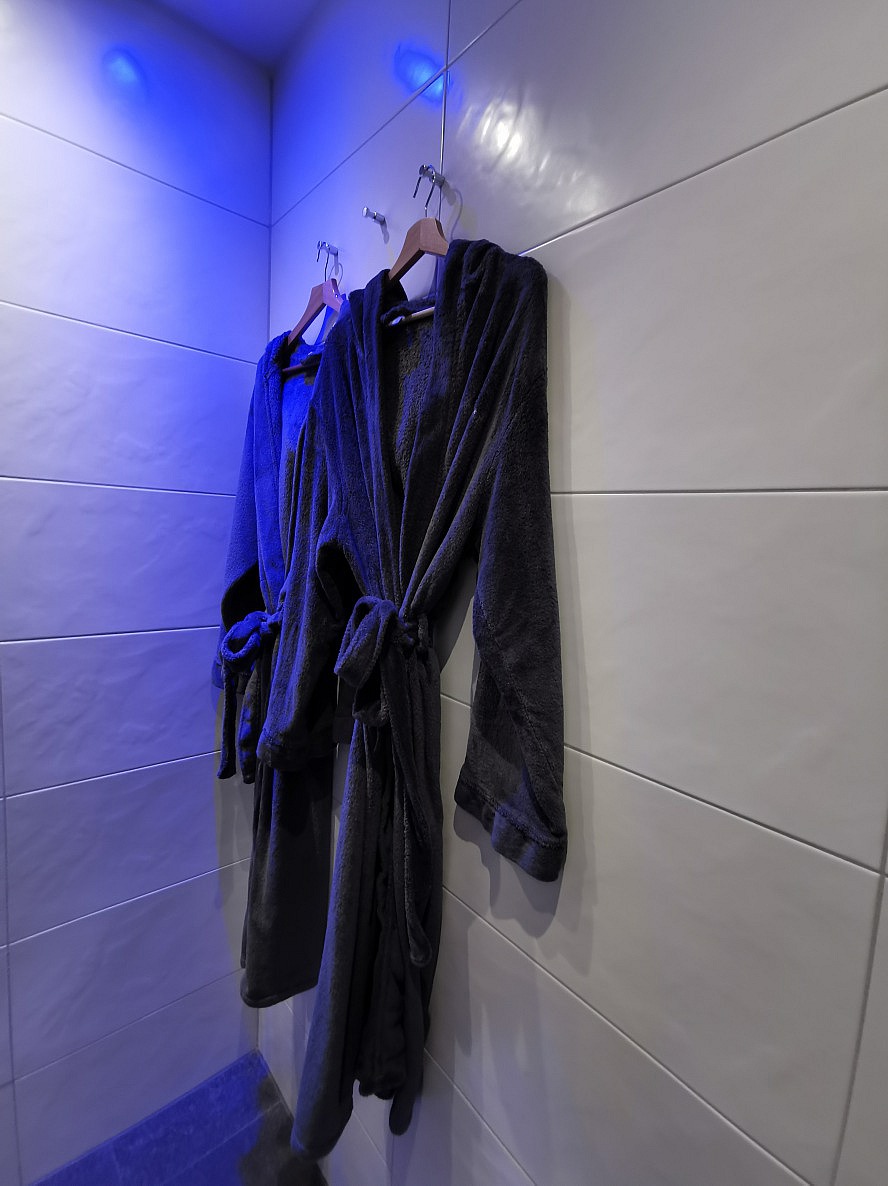 DAS SeeMOUNT: Kuschelige Bademäntel im Badezimmer - und die individuell einstellbare Beleuchtung ist hier auch zu erahnen.