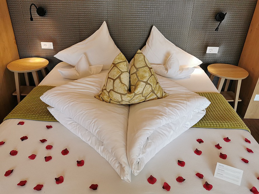 STROBLHOF Resort: auch die sehr schön dekorierten Betten heißen uns herzlich Willkommen