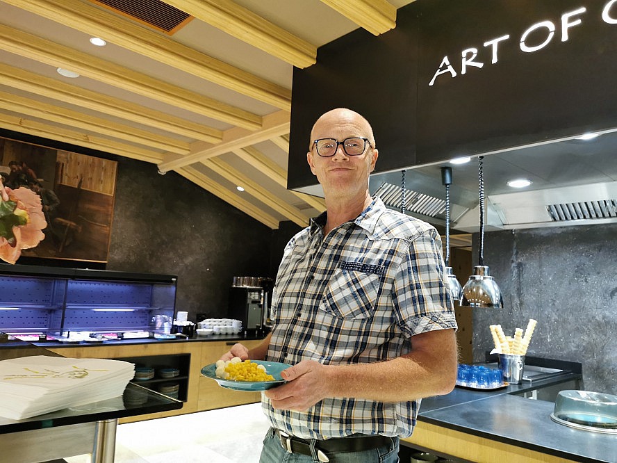 STROBLHOF Resort: Axel freut sich über die Köstlichkeiten des Salat- und Anitpasti-Buffets