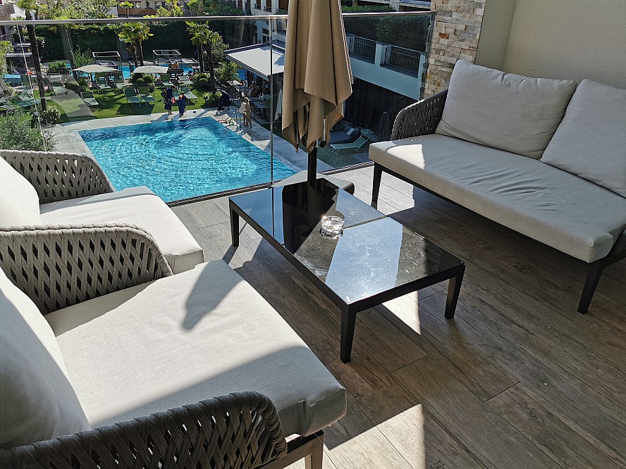STROBLHOF Resort: Blick von unserem geräumigen Balkon auf das Familien-Schwimmbecken