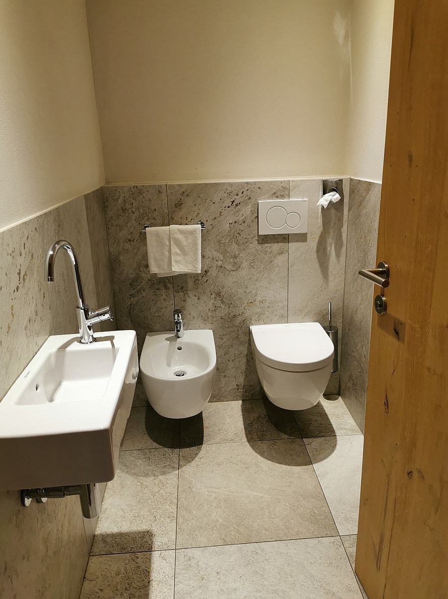 STROBLHOF Resort: die elegante Toilette hat einen eigenen Raum
