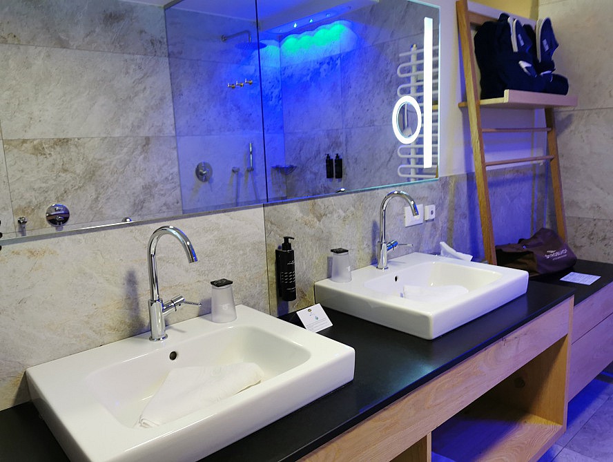 STROBLHOF Resort: geräumiges modernes Bad mit zwei Waschtischen