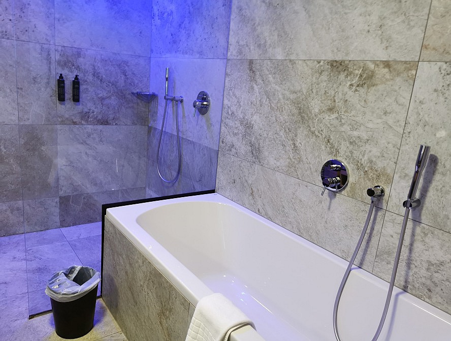 STROBLHOF Resort: im Badezimmer gibt es neben der Luxus-Regendusche zusätzlich eine Badewanne