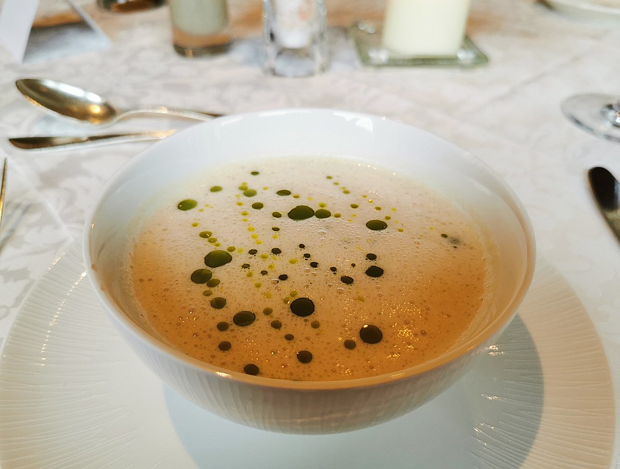Hotel Alpenhof: Cremesüppchen mit Kürbiskernöl