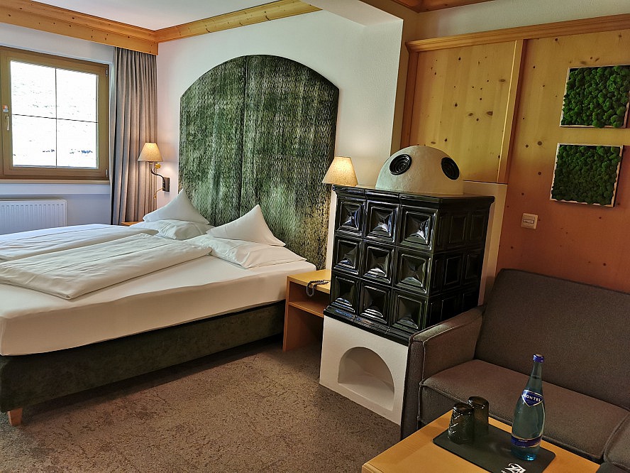 Hotel Alpenhof: das geräumige Zimmer wurde mit viel Liebe zum Detail gestaltet