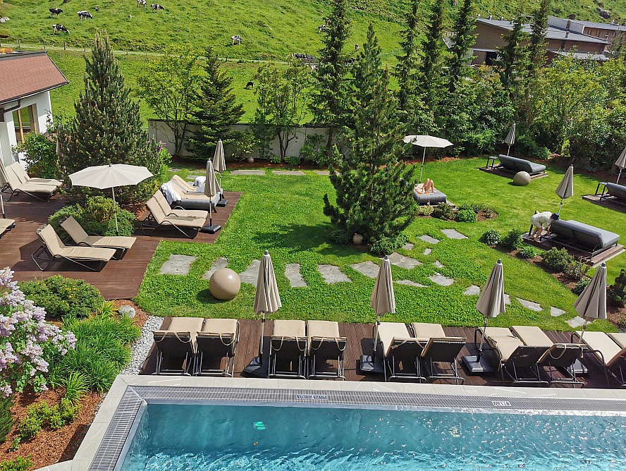 Hotel Alpenhof: Der Infinity-Außenpool und der schöne Hotelpark