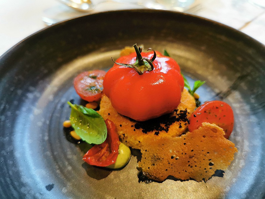 Hotel Alpenhof: dieses Frischkäse-Kunstwerk auf Käsetaler sieht nur aus wie eine köstliche Tomate