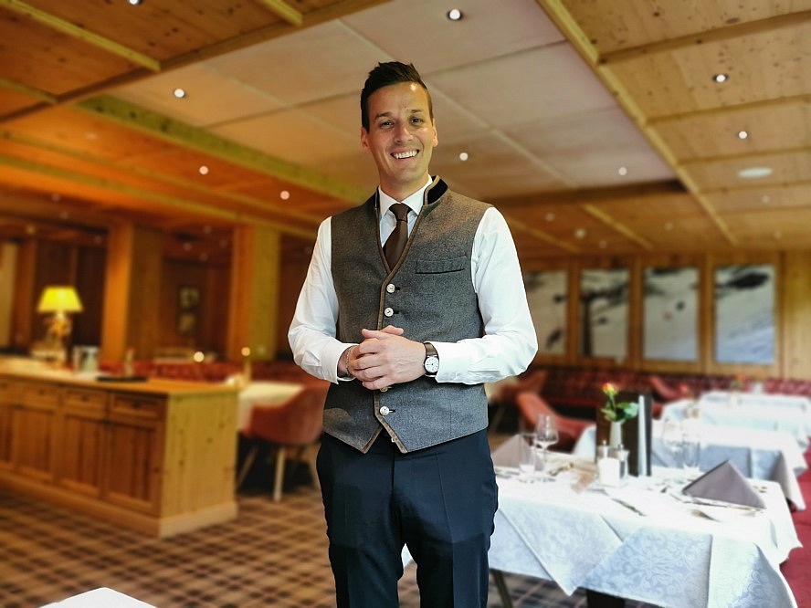 Hotel Alpenhof: Gastgeberfamilie Dengg sowie alle  ServicemitarbeiterInnen servieren uns die Speisen stets mit einem Lächeln