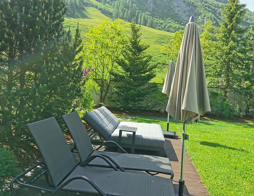 Hotel Alpenhof: im Garten mit Swimmingpool einfach mal die Seele baumeln lassen