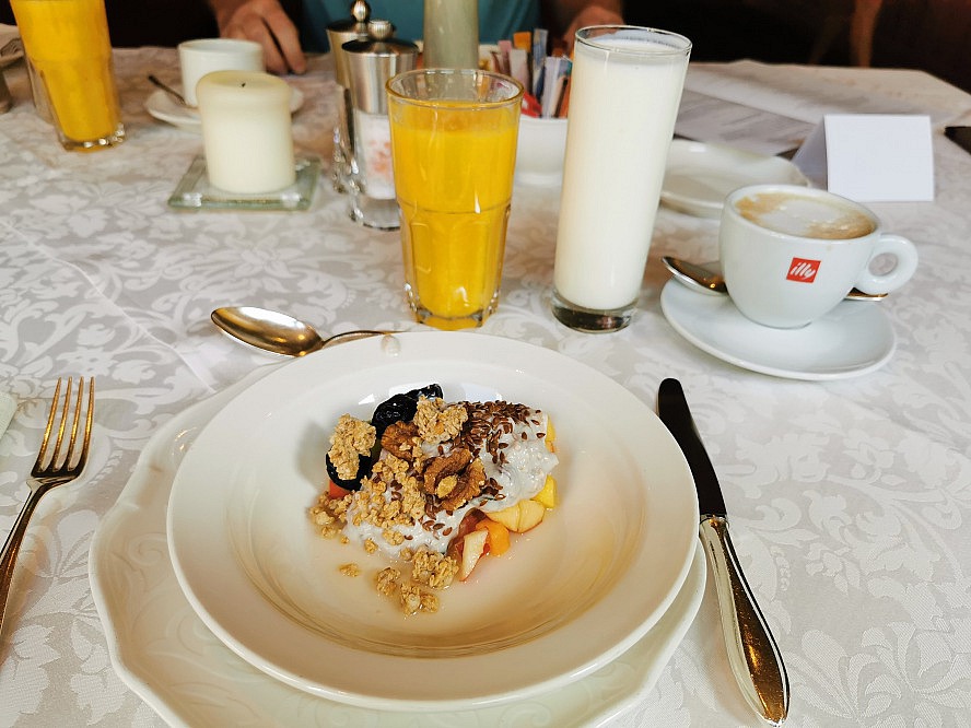 Hotel Alpenhof: So kann der Tag beginnen - mit frisch gepressetem Orangensaft, Birchermüsli, mit Früchten verfeinert, und einem exzellenten Cappuccino