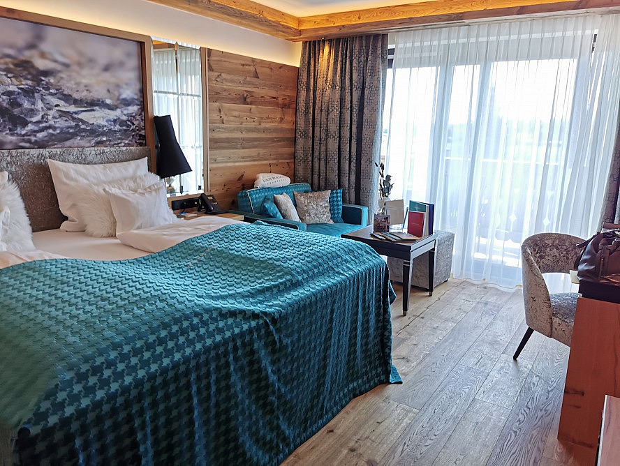 Ortner's Resort: Blick in die Junior-Suite mit Balkon und gemütlicher Sitzecke