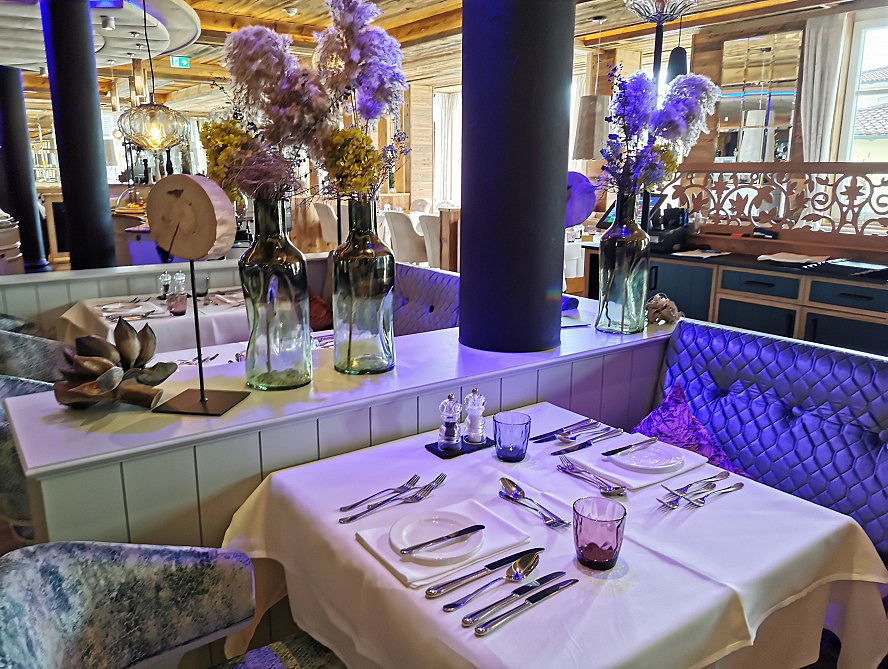 Ortner's Resort: das Restaurant ist elegant eingerichtet und zum Dinner bereits einladend eingedeckt