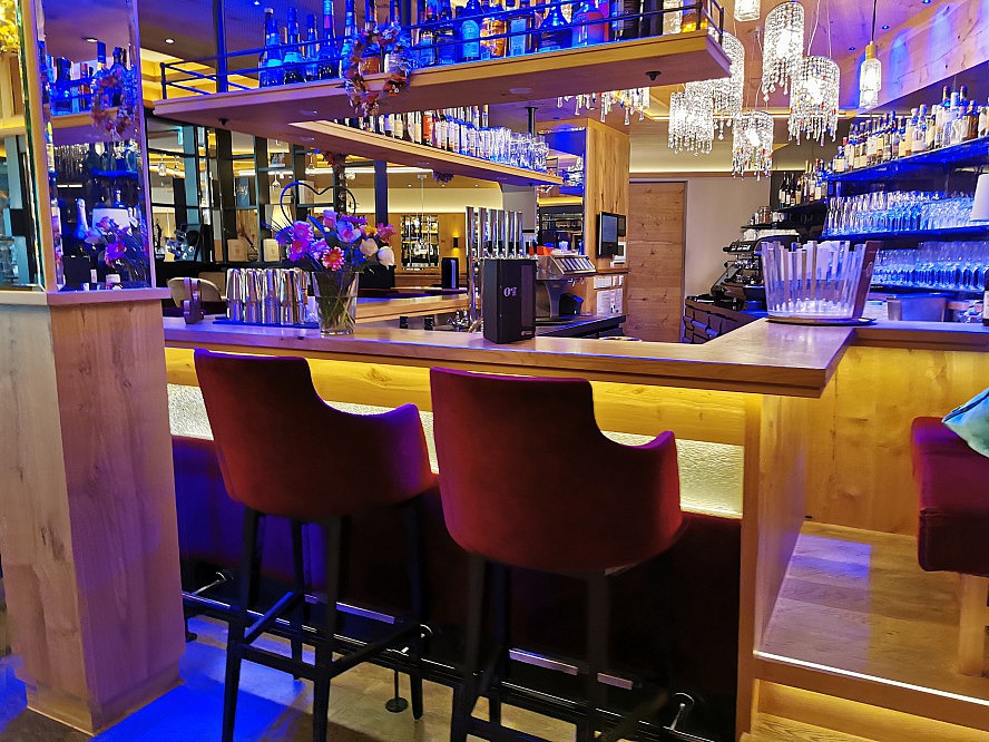 Ortner's Resort: Die Bar lädt auf einen Absacker ein