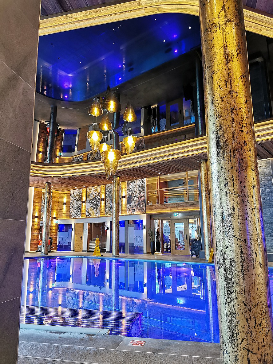Ortner's Resort: die schönste Poolhalle, die wir bisher je gesehen haben! Das elegante und mondäne Design von Decke, Wänden, Säulen und des Beckens bieten einen wahrhaft würdigen Rahmen für das wertvolle Thermalwasser.
