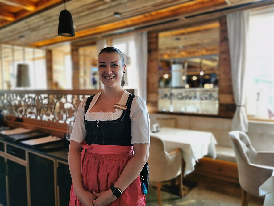 Ortner's Resort: freundliche Servicemitarbeiterin im Restaurant