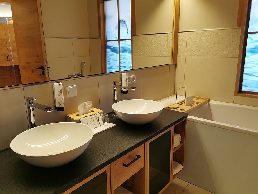 Ortner's Resort: großes modernes Badezimmer mit extra Badewanne und toller Duschkabine