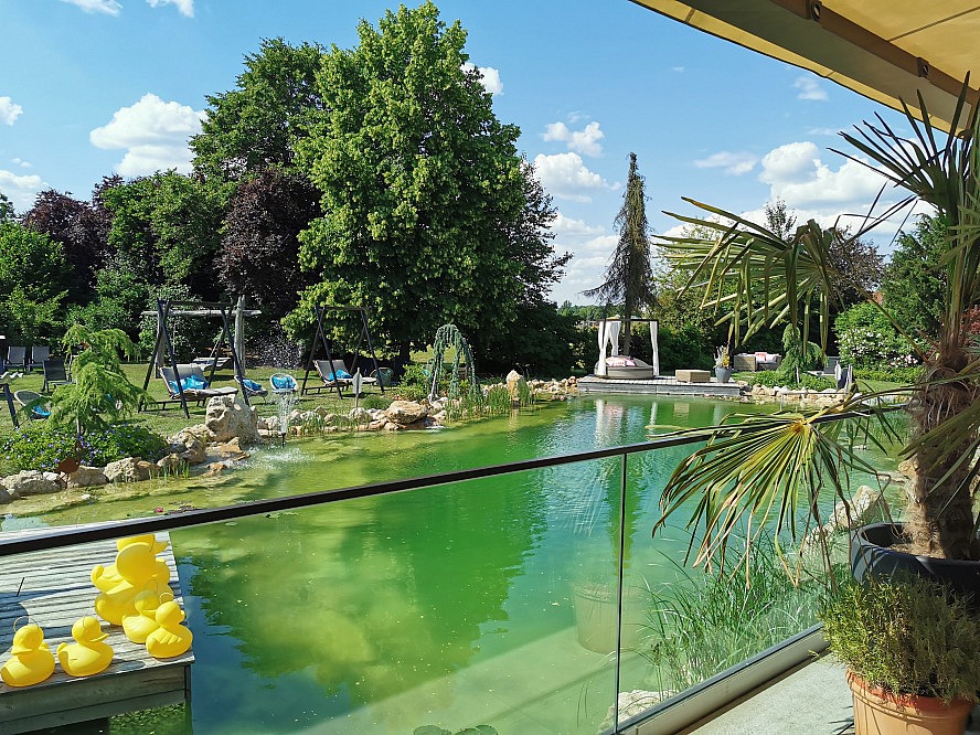 Ortner's Resort: hinter der Villa Sophia liegt das neu angelegte Biotop inmitten des Grüns