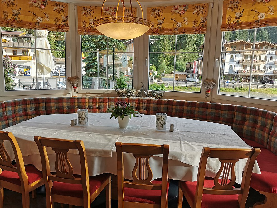 Hotel Maria Theresia: ein großer Tisch für große Familien oder kleine Gruppen
