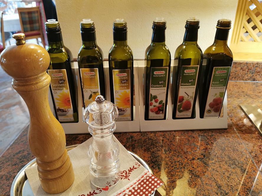 Hotel Maria Theresia: Öl, Balsamico, Pfeffer und Salz bei der Salatbar