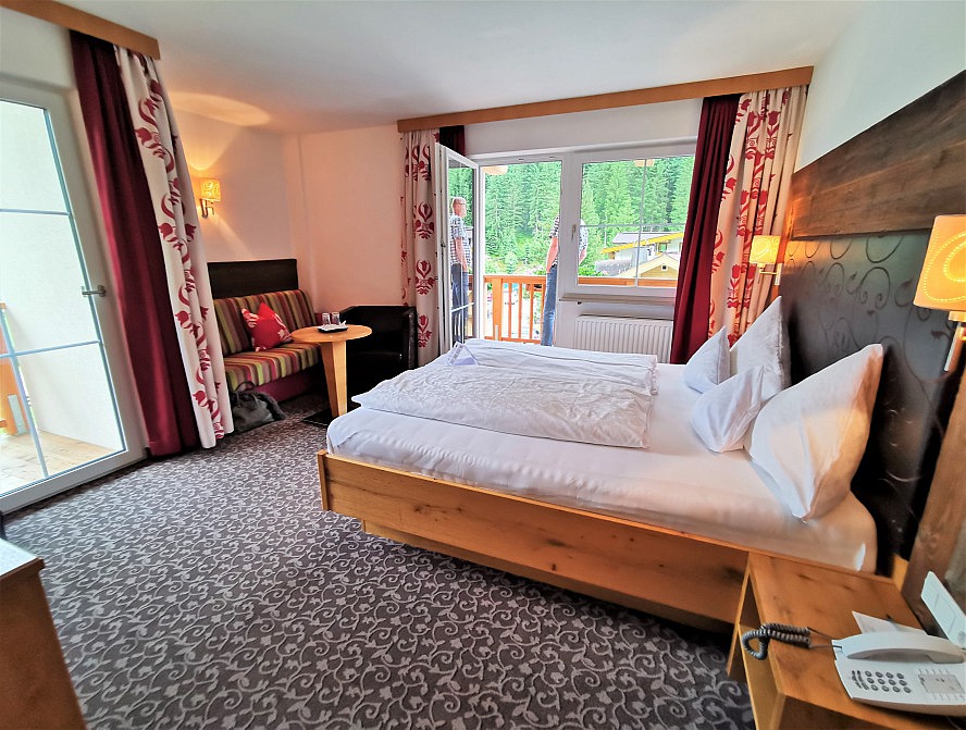 Hotel Maria Theresia: unser Zimmer ist geräumig und komfortabel eingerichtet