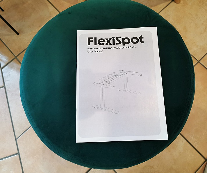 FlexiSpot E7 Pro - Kommt mit sehr guter Aufbau- und Bedienungsanleitung. Leicht verständlich und sehr intuitiv nutzbar.