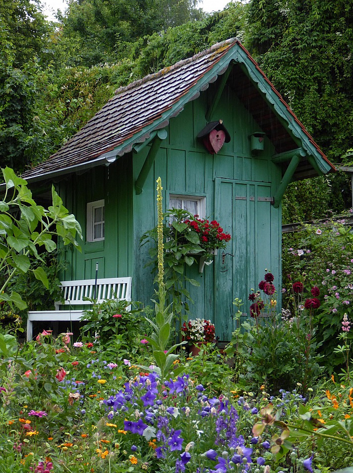 Mit einem Gartenhaus oder einer Gartenlaube eine Entspannungsoase im Grünen schaffen