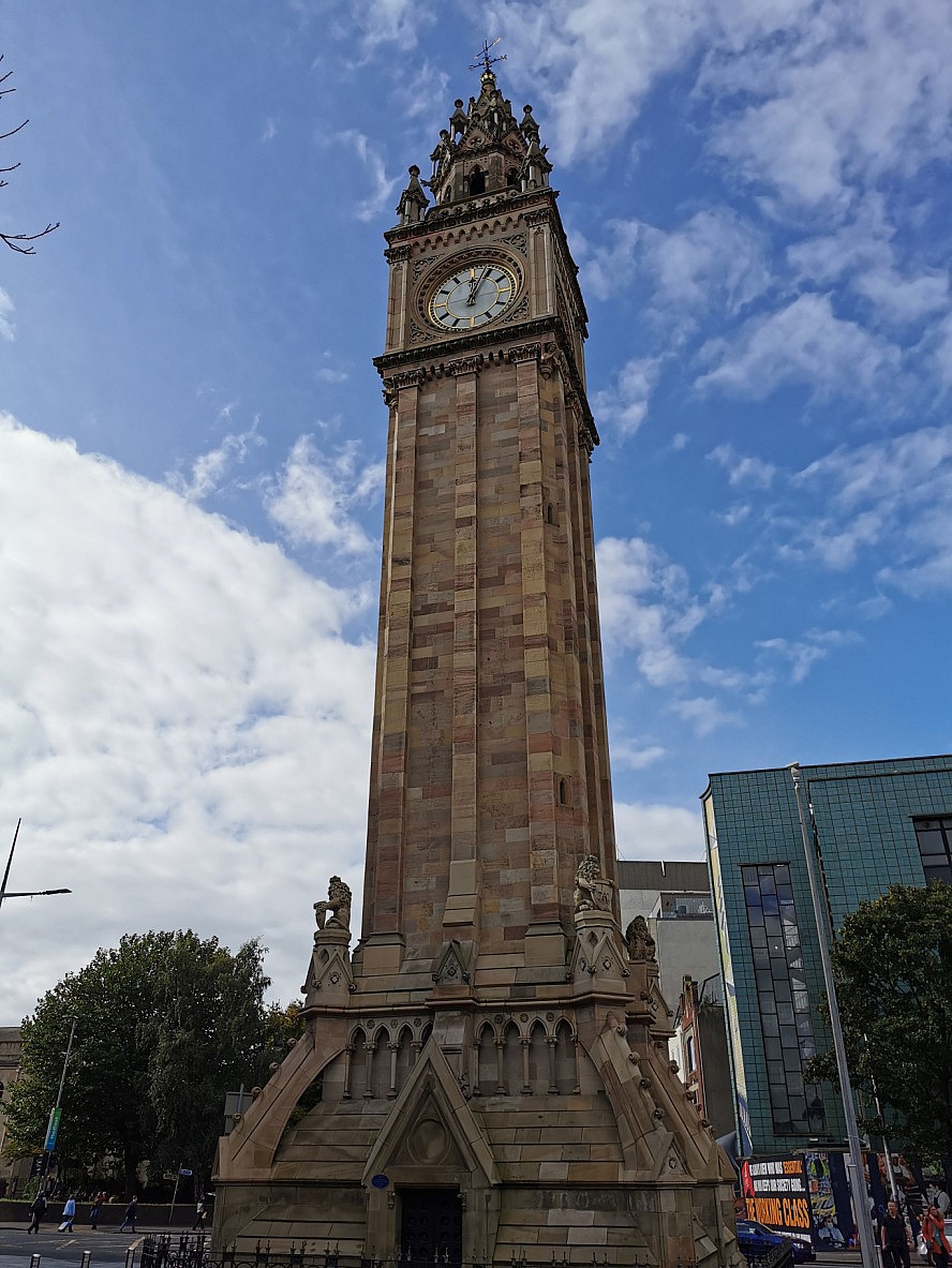 VASCO DA GAMA: Albert Memorial Clock Tower in Belfast - Eine lebensgroße Statue des Prinzen in der Robe eines Ritter des Hosenbandordens steht an der Westseite des Turms.