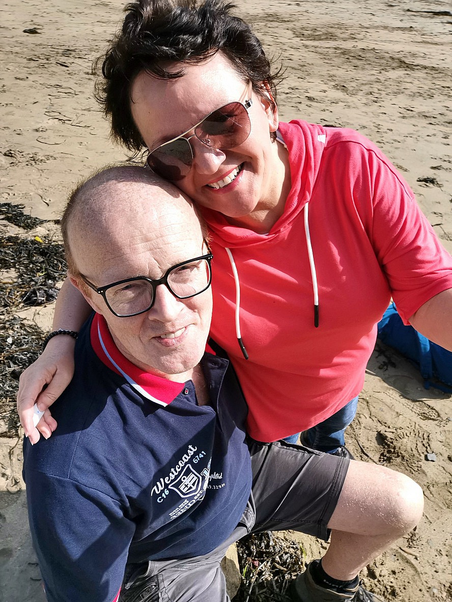 VASCO DA GAMA: Annette Maria und Axel am Strand in Fowey in Cornwall