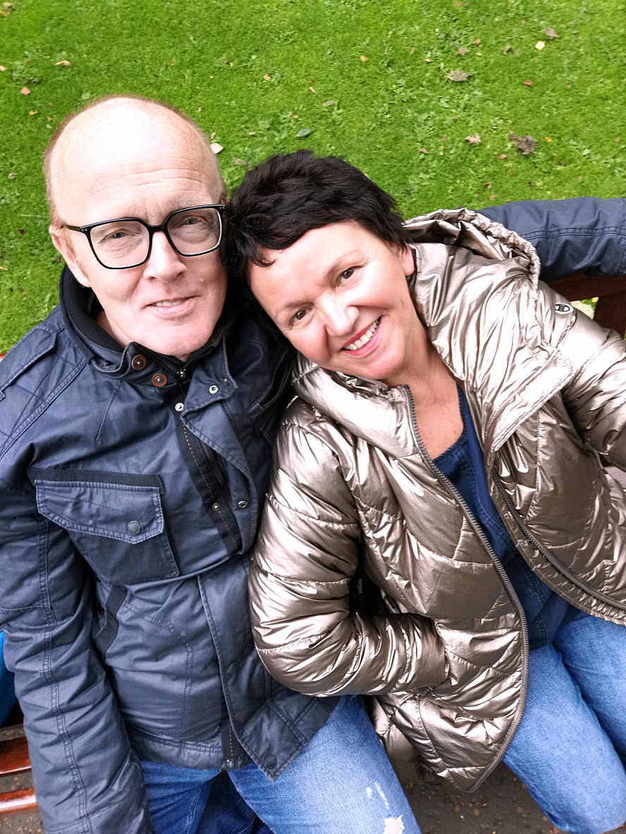 VASCO DA GAMA: Annette Maria und Axel auf einer der Bänke in Edinburghs Schlosspark