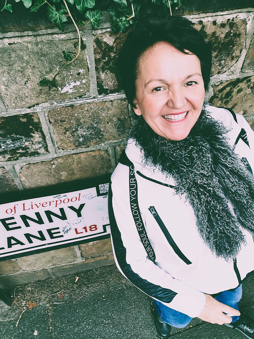 VASCO DA GAMA: Annette Maria vor einem Schild der Penny Lane in Liverpool