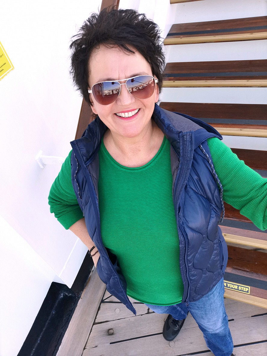VASCO DA GAMA: Annette Maria vor einer der schicken Holztreppen